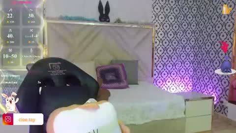 cloee_tay1